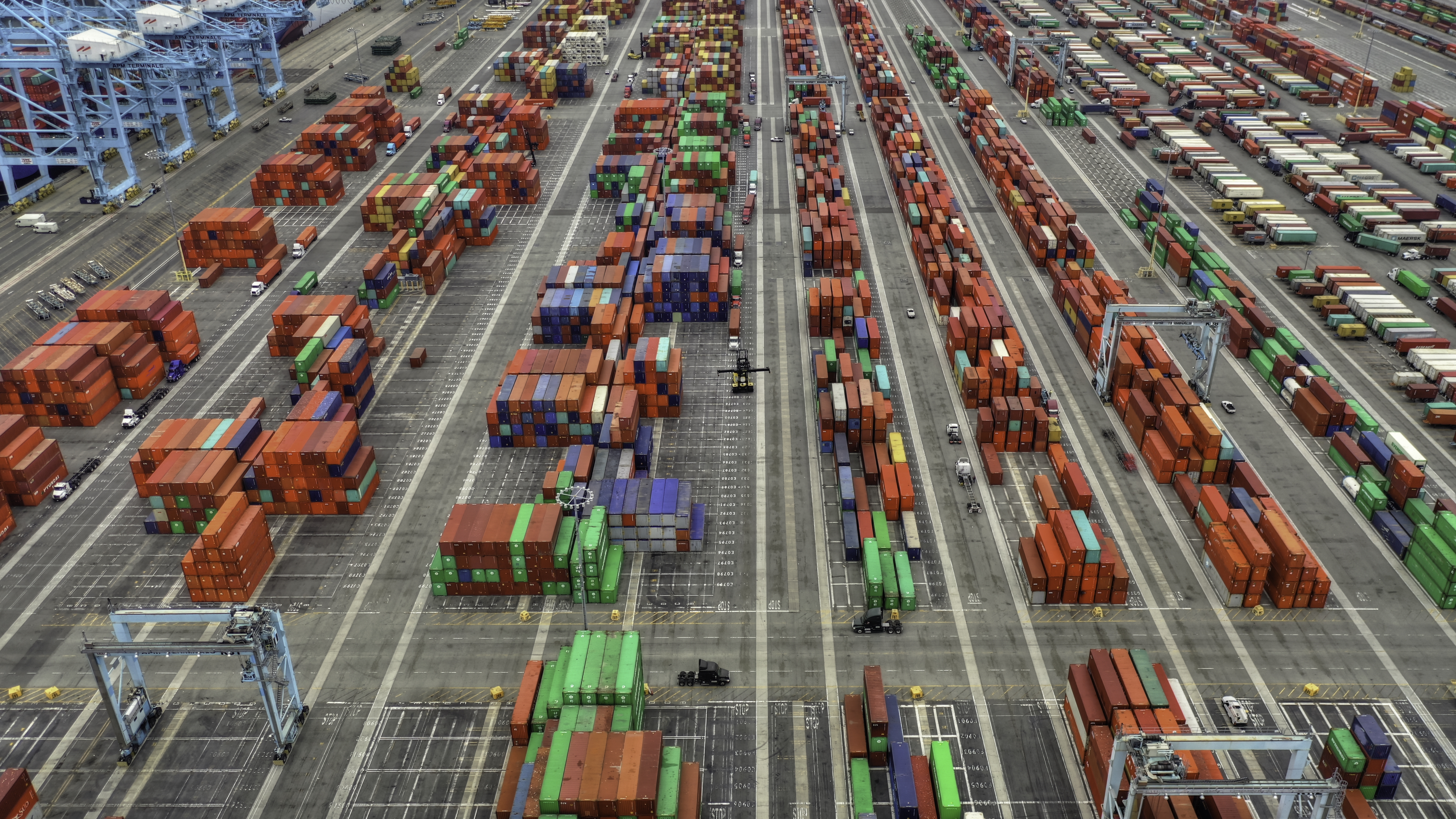 How Abu Dhabi Logistics Companies Handle Import & Export Cargo Efficiently | كيف تتعامل شركات اللوجستيات في أبوظبي مع الشحن